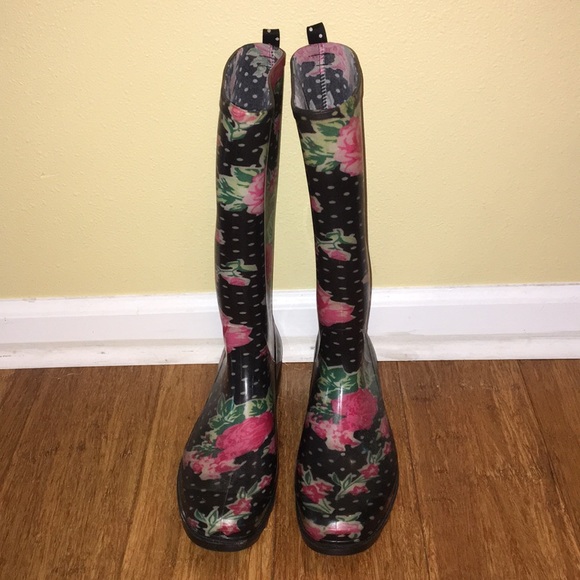 Rose and Polkadot Capelli Size 8 Rain boots - Picture 1 of 3